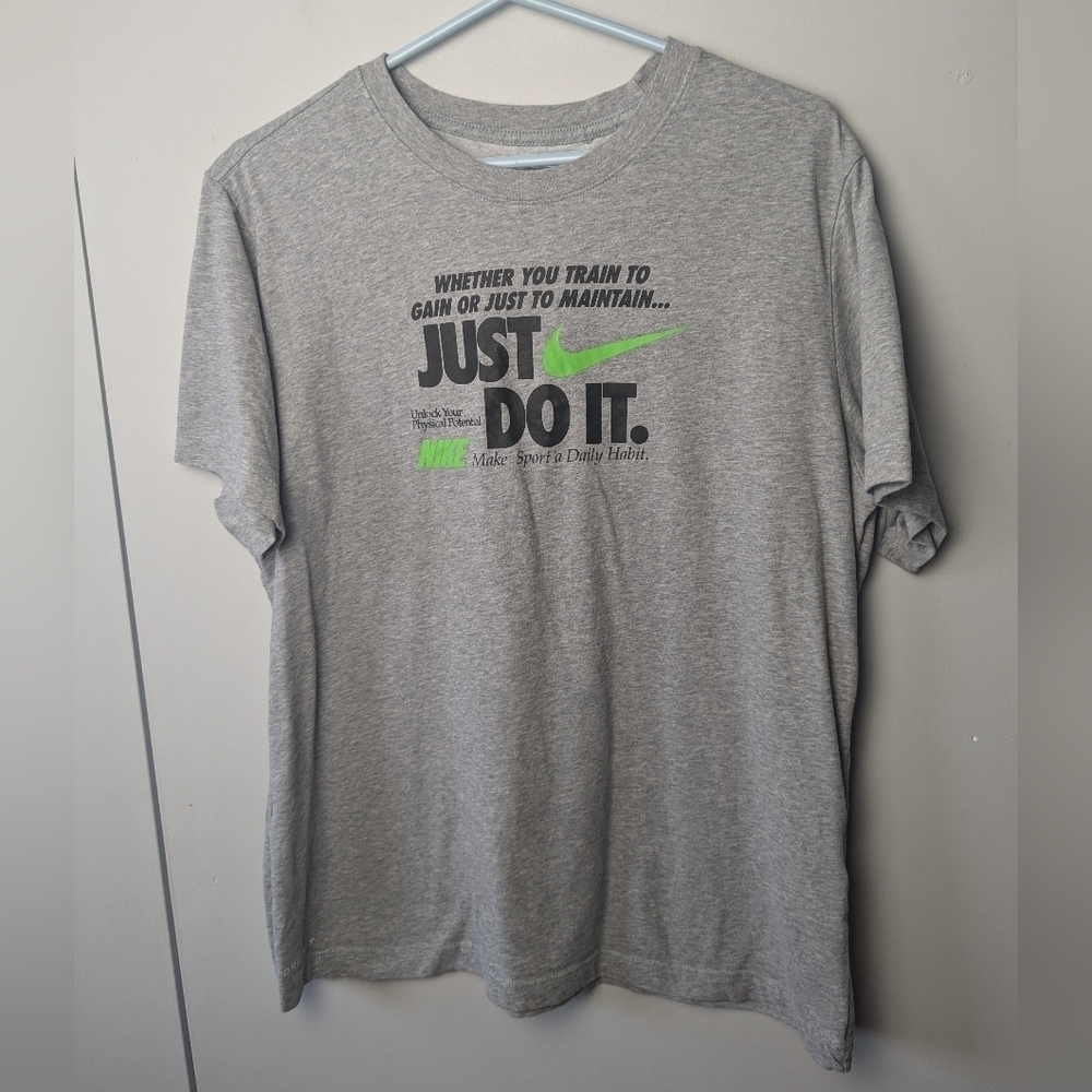 NIKE Men Casual Tee Shirt Gray Color Active And Relax Shirt